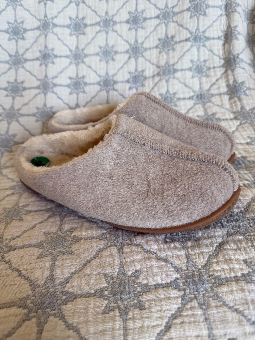 Minnetonka Women's Beige Cream Furry Slip-On Slippers